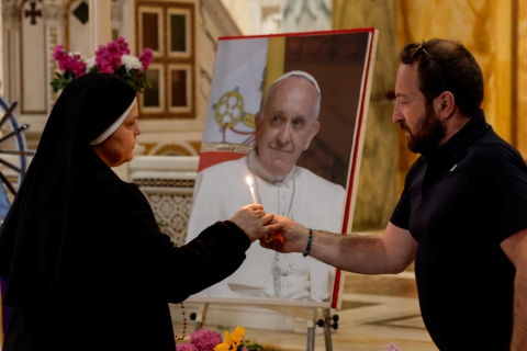 «È stato il Papa dell’inclusione». Folla per Rosario in Basilica a Varese