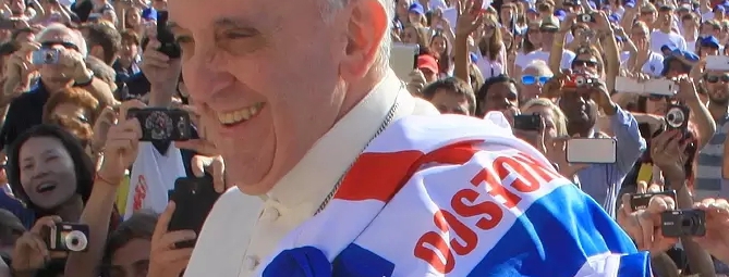 Papa Francesco e la maglia della Pro sulle spalle