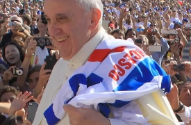 Papa Francesco e la maglia della Pro sulle spalle