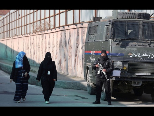 Uomini armati attaccano turisti in Kashmir, '24 morti'
