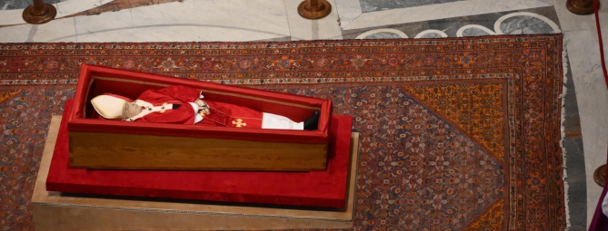 Papa Francesco: l’omaggio dei fedeli in San Pietro