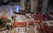 Papa Francesco: l’omaggio dei fedeli in San Pietro