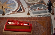Papa Francesco: l’omaggio dei fedeli in San Pietro
