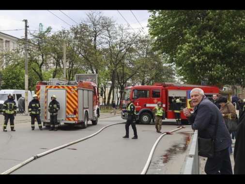 Ucraina: drone russo su autobus nel sud-est, 9 morti