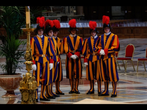 Al via il rito della traslazione della salma del Papa