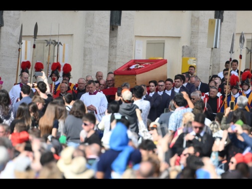 La bara aperta del Papa portata dai sediari