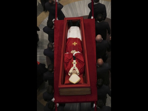 La bara del Papa in basilica a terra, non sul catafalco