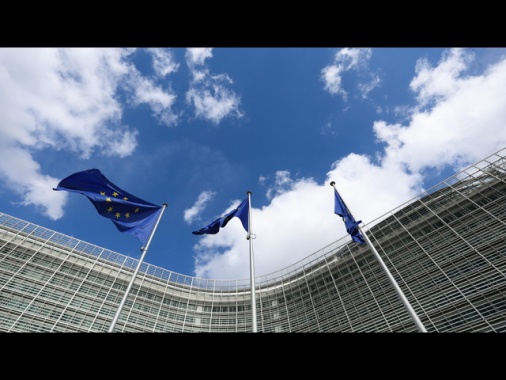 Ue multa Apple per 500 milioni e Meta per 200 milioni