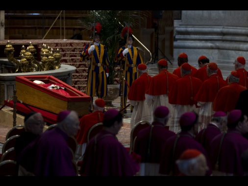 I fedeli in basilica per l'omaggio al Papa dopo ore di attesa