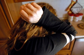 Prende a testate la compagna, poi la accusa di averlo aggredito