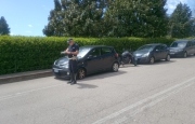 Moto urta bici. Poi si schianta contro un’auto