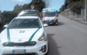 Moto urta bici. Poi si schianta contro un’auto
