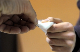 Sputa la dose di cocaina durante un controllo