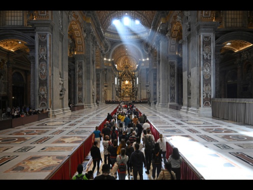 Oltre 90 mila persone hanno reso finora omaggio al Papa