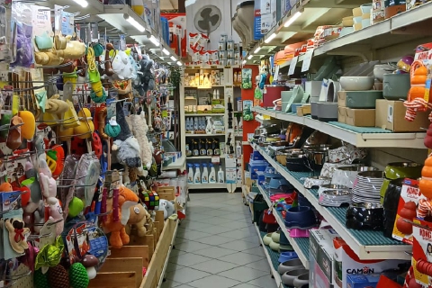Cure e cibi di qualità per cani e gatti: il boom della pet economy