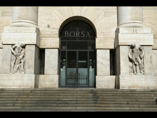 In Borsa Mediobanca (+4%) e Mps trainano le banche