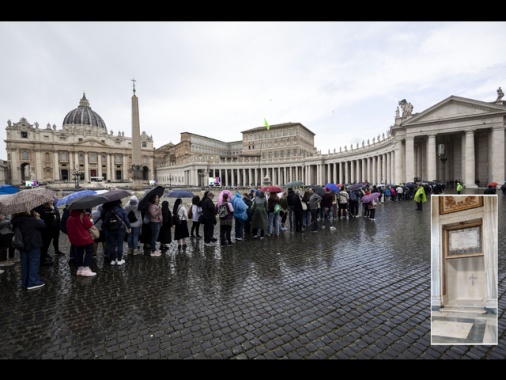 Finora 150mila persone per omaggio al Papa