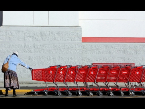 La fiducia dei consumatori Usa cala, pesano i dazi
