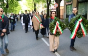 Corone di fiori e targa per i partigiani caduti a Saronno