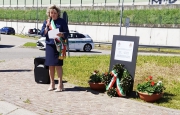 Corone di fiori e targa per i partigiani caduti a Saronno