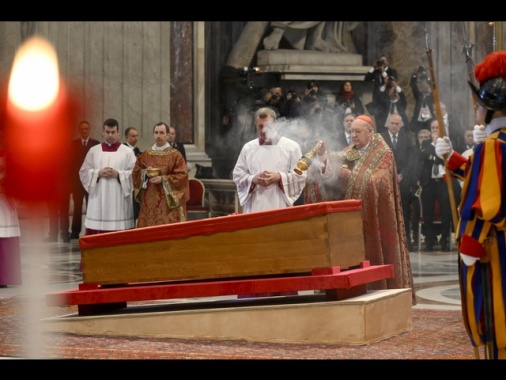 Anche familiari Papa al rito chiusura bara a S.Pietro