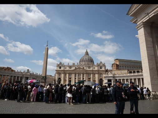 Questura, a piazza San Pietro 50 mila, chiusa la piazza