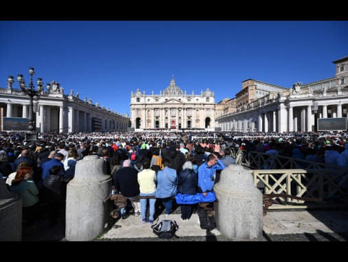 Tanti giovani ai funerali,'un Papa unico,cercava la pace'