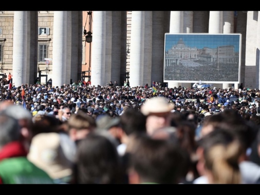 Omelia ricorda l'impegno per la pace del Papa, folla applaude