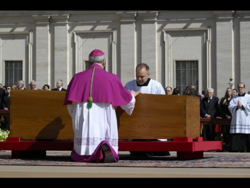 Terminato funerale del Papa, ancora applausi dei fedeli
