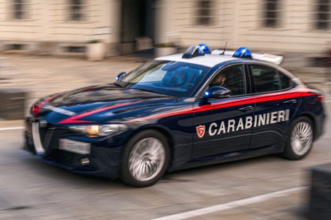 Mano incastrata nel cancello: denunciato l’aggressore