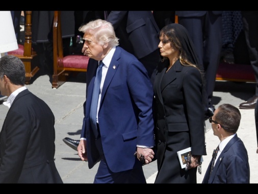 Media, Trump in abito blu navy viola dress code al funerale