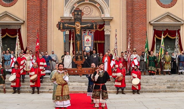 La Croce torna in basilica