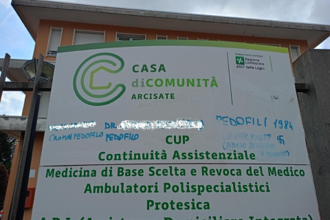 Dalle svastiche agli insulti, imbrattate case e auto