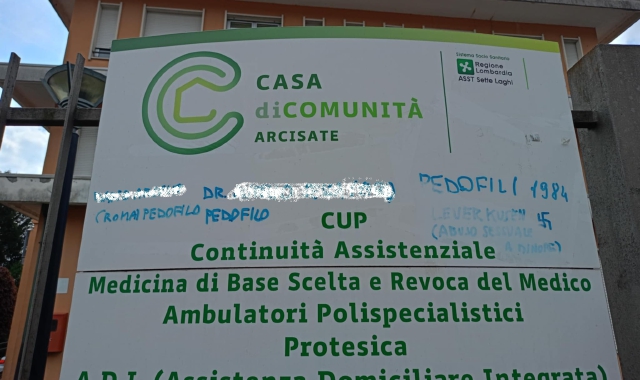 Alcune delle scritte hanno imbrattato anche l’ingresso della Casa di comunità, in via Campi Maggiori ad Arcisate
