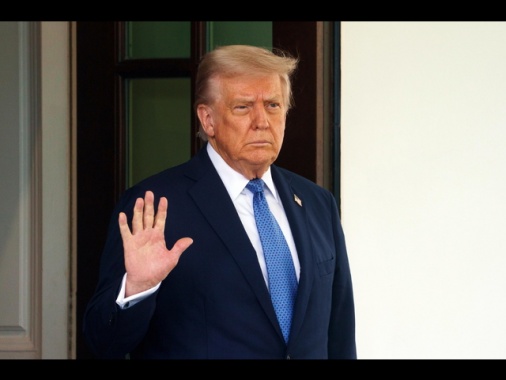 Trump, 'deluso da Russia, Putin smetta di sparare e tratti'
