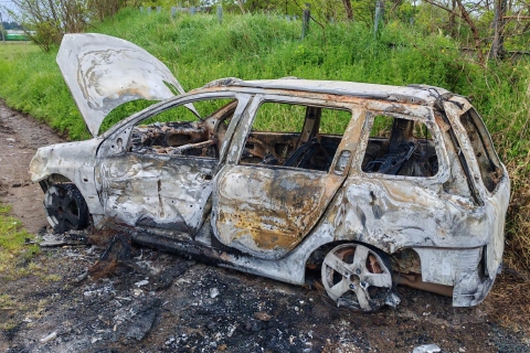 Auto carbonizzata nei boschi di Sacconago