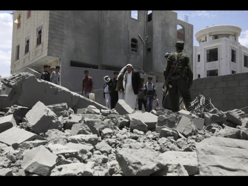Houthi, '30 morti nei raid Usa, colpito centro migranti'