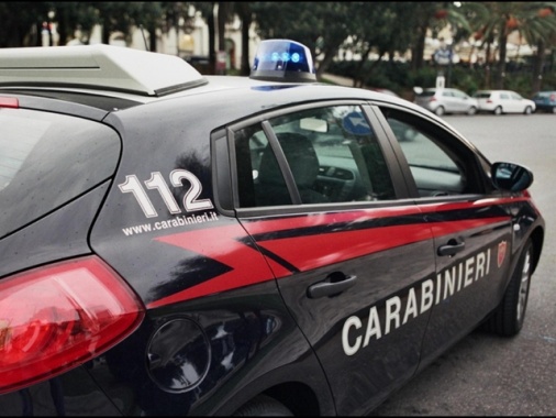 Ucciso a colpi di pistola in auto mentre fa benzina
