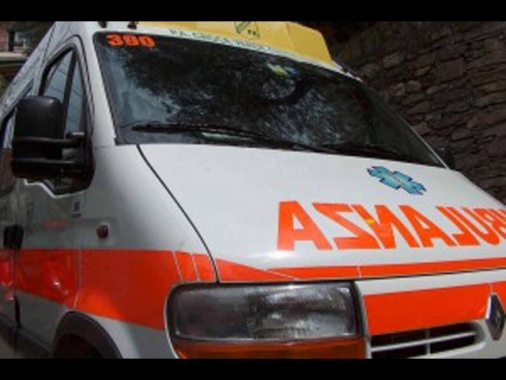 Agganciato da una benna, muore operaio nel Cremonese