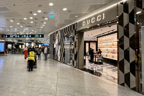 Una famiglia ruba da Gucci, la commessa sventa il furto