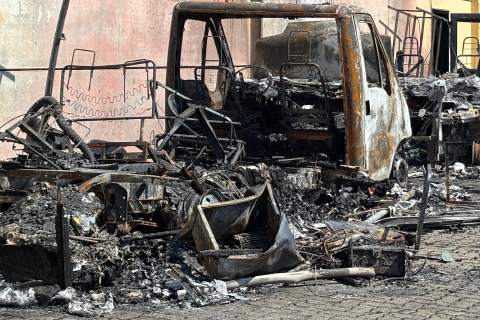 Fiamme e paura, bruciati due camper nella notte