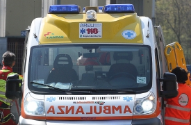 Gli muore il padre, torna a casa in moto e resta ferito in un incidente