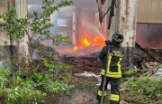 Capannone in fiamme, paura a Intra