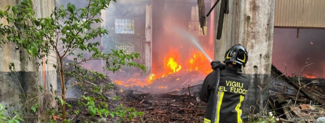 Capannone in fiamme, paura a Intra