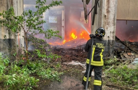 Capannone in fiamme, paura a Intra