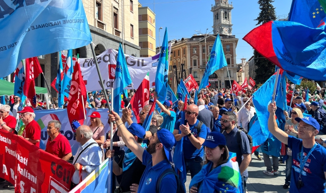 Piazza Monte Grappa piena, a Varese, per il Primo Maggio (foto Benvegnù, Blitz)