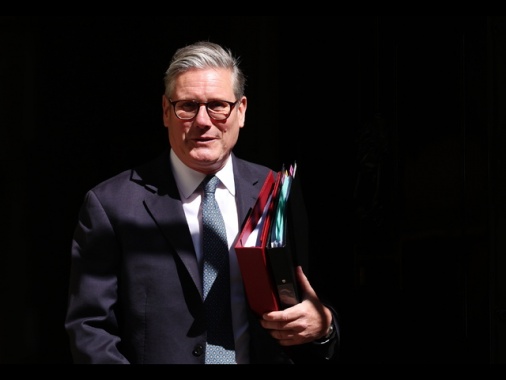 Starmer, deluso da sconfitta Labour per mano di Farage
