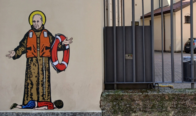 Il murales sulla sede di via Luini a Milano che ritrae Papa Francesco