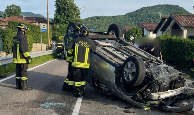 L’intervento dei vigili del fuoco per l’auto che si è ribaltata sulla Sp43
