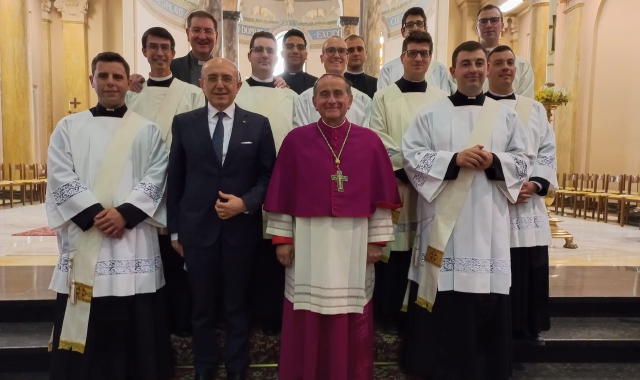 L’arcivescovo di Milano Mario Delpini con il prefetto di Varese Salvatore Pasquariello e i seminaristi durante i festeggiamenti a Venegono
